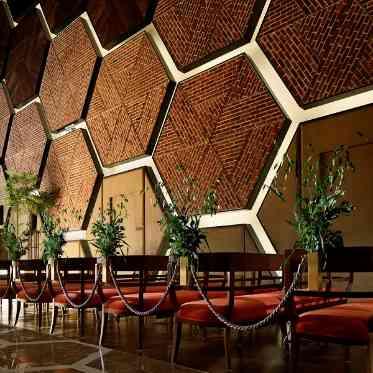 ノートルダム横浜みなとみらい/FIVESTAR WEDDING 赤レンガを彷彿させる大聖堂はあたたかいセレモニーが叶う場所