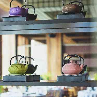 バーカウンターには茶器が飾られ遊び心も