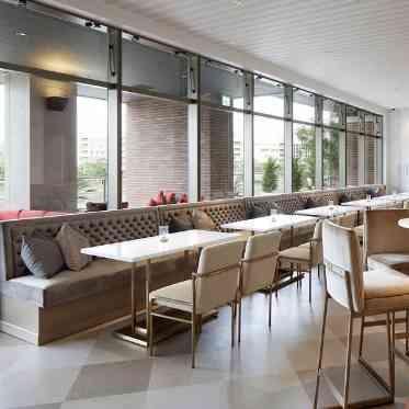 ノートルダム横浜みなとみらい/FIVESTAR WEDDING 淡いベージュトーンの煌めくラウンジ。