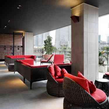 ノートルダム横浜みなとみらい/FIVESTAR WEDDING ラウンジはオープンテラスに。屋根はついているので雨天でも安心です