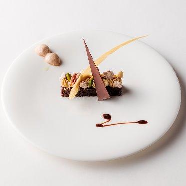 Dessert コーヒークリームを飾ったチョコレートブラウニー