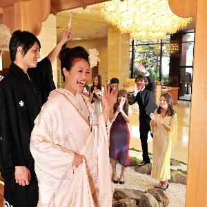 Socia21(ソシア21) 回廊からゲストに手を振ったり、祝福に応えたり。皆に見守られて、楽しさ倍増。