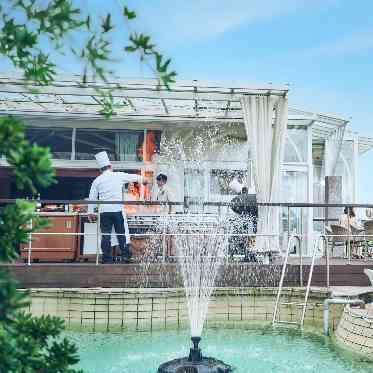 指帆亭 Shihantei Pine Tree Resort フランベの炎や噴水の水音が非日常を感じさせてくれる