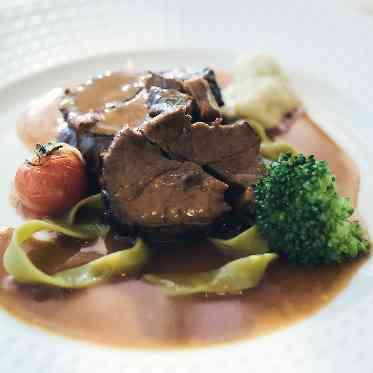 指帆亭 Shihantei Pine Tree Resort じっくり煮込まれたメイン料理がテーブルを彩る