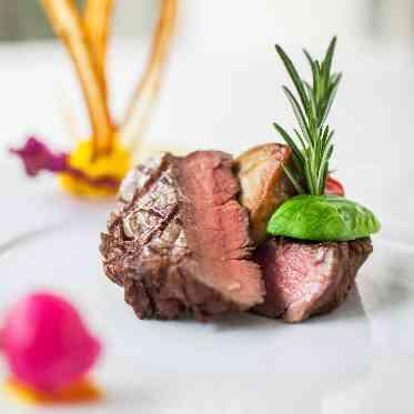 指帆亭 Shihantei Pine Tree Resort 旨味にあふれ幻の牛と称される相州牛をじっくり火入れしたメインディッシュ