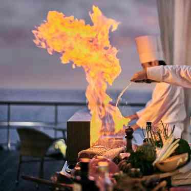 指帆亭 Shihantei Pine Tree Resort ブランデーの香りが立ち上がる炎のフランベ