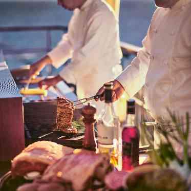 指帆亭 Shihantei Pine Tree Resort ディナータイムならではの雰囲気やムードがあふれるオーシャンデッキ