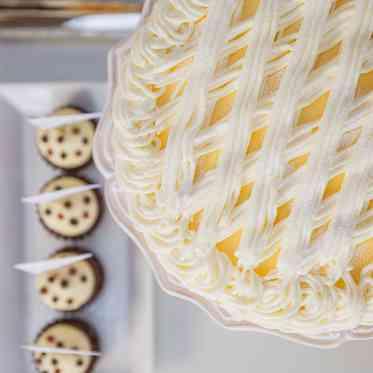 指帆亭 Shihantei Pine Tree Resort シンプルなカラーリングのケーキもデコレーション次第でお洒落な印象に