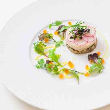 ルシェルブラン表参道 帆立貝と野菜のタルタル サラダ仕立て サフランマヨネーズソース
