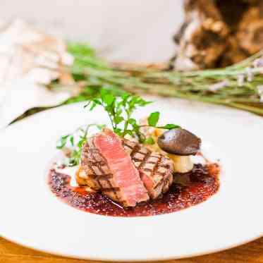 ルシェルブラン表参道 仔牛ロース肉のしっとりロースト トリュフの香り ゴボウとマデラソース
