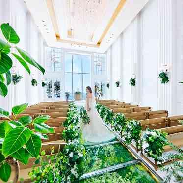 緑が敷き詰められた10mの長さのグリーンバージンロードがナチュラルな空間を演出