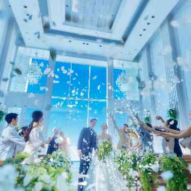 温かな祝福の声と拍手で包まれるフラワーシャワーのワンシーン