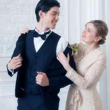 ご新郎様のお支度の仕上げはご家族様による“ジャケットセレモニー”で