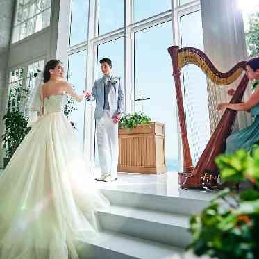 どこまでも広がる青空がおふたりの誓いの瞬間を印象的に映し出す