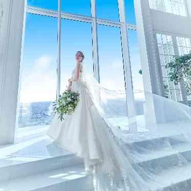 ドレスの長いトレーンが祭壇の階段に映える