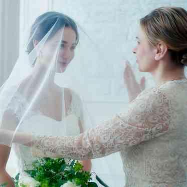 大切に育ててこられたご家族様による挙式前のベールダウン