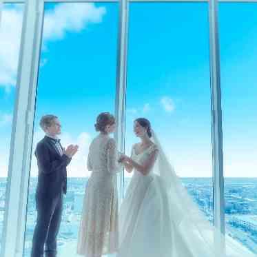 祭壇の奥には、さいたま新都心の街並みが広がる