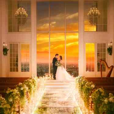 ラグナヴェール スカイテラス 大きな窓から見える夕暮れの景色がロマンティックな雰囲気を演出