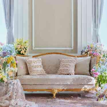 ラグナヴェール スカイテラス ソファースペースを色とりどりのお花で飾って