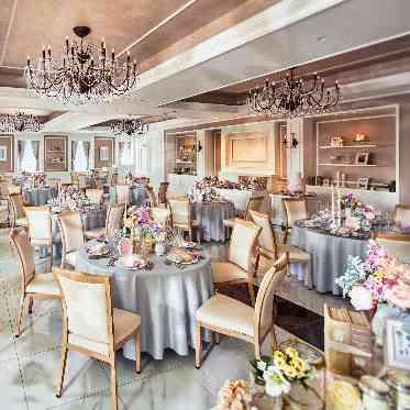 グレーのクロスで落ち着いた雰囲気に