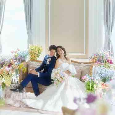 幸せな雰囲気があふれるマルチカラーの装花でコーディネート