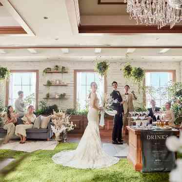 ラグナヴェール スカイテラス/エスクリウェディング 自然光が入るパーティ会場内のインナーガーデン