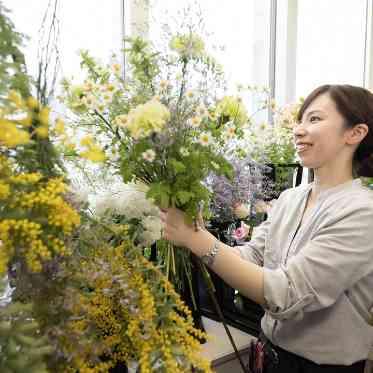 お花の仕入れから開花調整までおこない、二人の理想を形にするフローリストたち