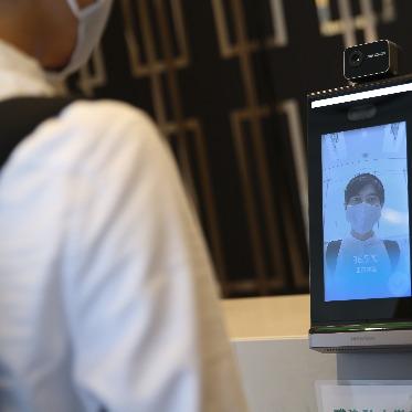 ラグナヴェール スカイテラス 従来の感染対策として、非接触型の検温器も完備。来場者全員の体調を管理