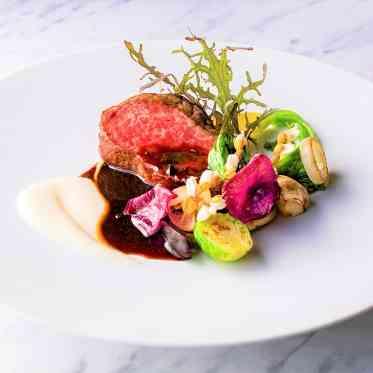 季節の野菜とともにお届けする和牛のグリエ