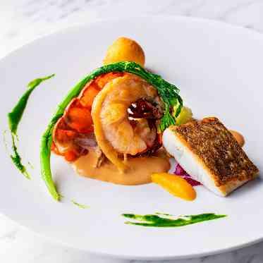 紅白の彩りが美しいオマール海老と真鯛のグリエ