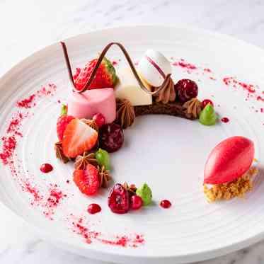 コース料理の結びには、華やかで可愛らしいデザートを