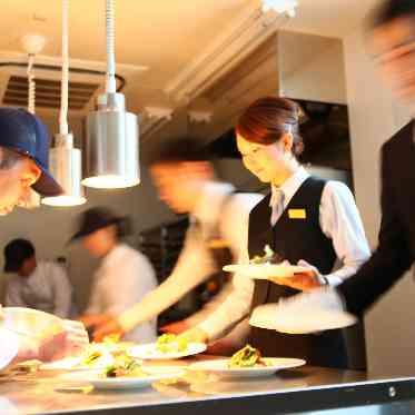 ラグナヴェール スカイテラス 隣接キッチンから運ばれてくるお料理は温かさ・冷たさそのままにゲストにお届け