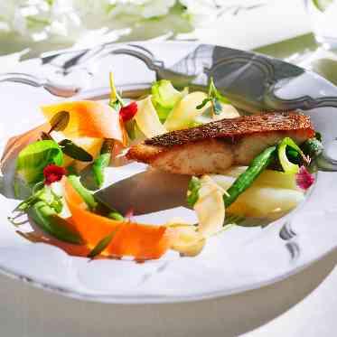 旬魚のポワレ 地元で採れた季節の野菜を添えて