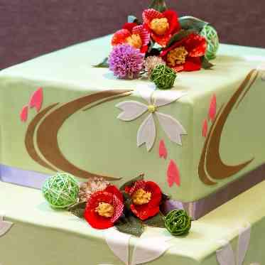 和装でのケーキカットには和のウエディングケーキでコーディネートを