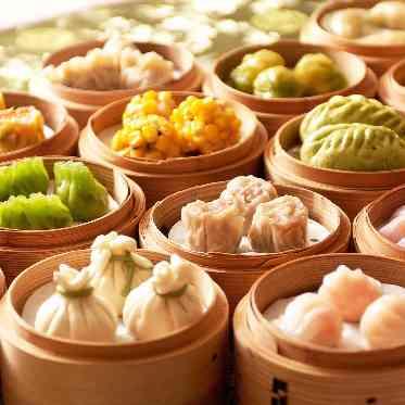 おふたりの出身地のご当地グルメが楽しめる47都道府県ビュッフェもおすすめ