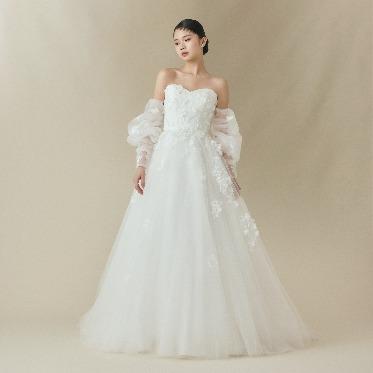 ラグナヴェール スカイテラス 光を受けて柔らかく輝く素材が、上品で特別感のある花嫁姿を作ります