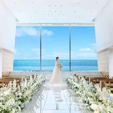 THE SURF OCEAN TERRACE(ザ サーフ オーシャン テラス) 祭壇の先に広がるのは、パノラマサイズの圧倒的なオーシャンビュー