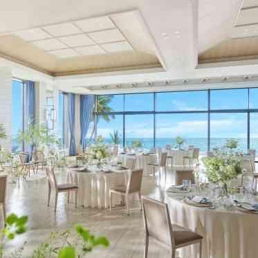 THE SURF OCEAN TERRACE(ザ サーフ オーシャン テラス) 大きな窓いっぱいに広がる贅沢なオーシャンビューをバックに、心弾む開放的なパーティ