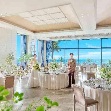 THE SURF OCEAN TERRACE(ザ サーフ オーシャン テラス) 大きな窓いっぱいに広がる贅沢なオーシャンビューをバックに、心弾む開放的なパーティ
