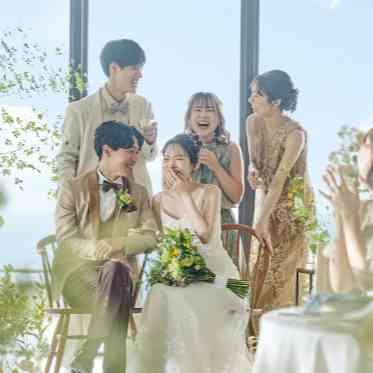 THE SURF OCEAN TERRACE(ザ サーフ オーシャン テラス) 抜けるような青空と海がおふたりとゲストの笑顔を誘い、自然とリラックスしたムードに