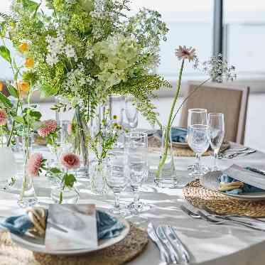 THE SURF OCEAN TERRACE(ザ サーフ オーシャン テラス) 式のテーマに合わせてクロスや装花を自由にアレンジ♪