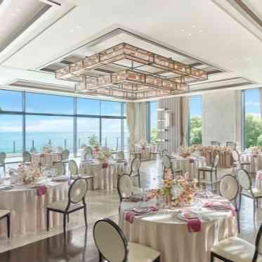 THE SURF OCEAN TERRACE(ザ サーフ オーシャン テラス) 窓一面に 彩り豊かな海と空が広がり、木のぬくもりあふれるバンケット