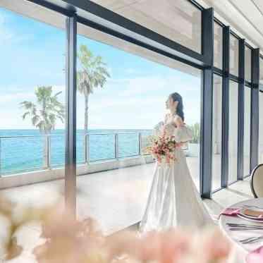THE SURF OCEAN TERRACE(ザ サーフ オーシャン テラス) 海と緑と空を背景にした写真タイムはゲストからも大好評