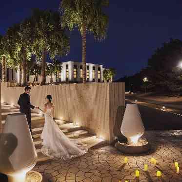 THE SURF OCEAN TERRACE(ザ サーフ オーシャン テラス) ナイトウェディングではイルミネーションをバックに撮影もできる♪