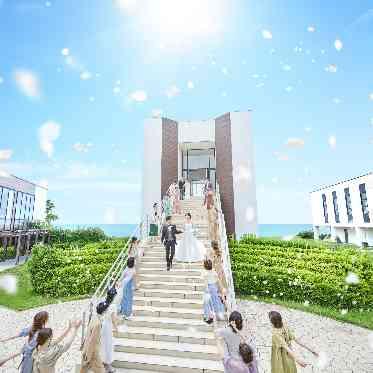 THE SURF OCEAN TERRACE(ザ サーフ オーシャン テラス) 特別な大階段ではゲストとのアフターセレモニーが可能