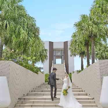 THE SURF OCEAN TERRACE(ザ サーフ オーシャン テラス) 迫力のあるチャペルと大階段はお写真映えもばっちりです♪