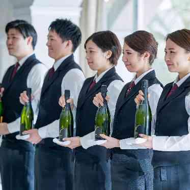 THE SURF OCEAN TERRACE(ザ サーフ オーシャン テラス) ゲストに最高の一日をお過ごしいただけるよう、 細心の心配りでサービスをいたします