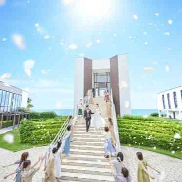 THE SURF OCEAN TERRACE(ザ サーフ オーシャン テラス) 大階段では憧れのフラワーシャワーも