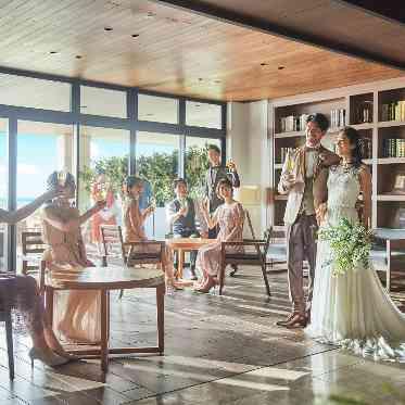 THE SURF OCEAN TERRACE(ザ サーフ オーシャン テラス) 自然とお話が弾むリラックス空間にゲストもゆったりお過ごしいただけます◎