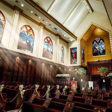 アルカーサル迎賓館 川越 聖書画のステンドグラスが、凛と澄んだ空気を彩る